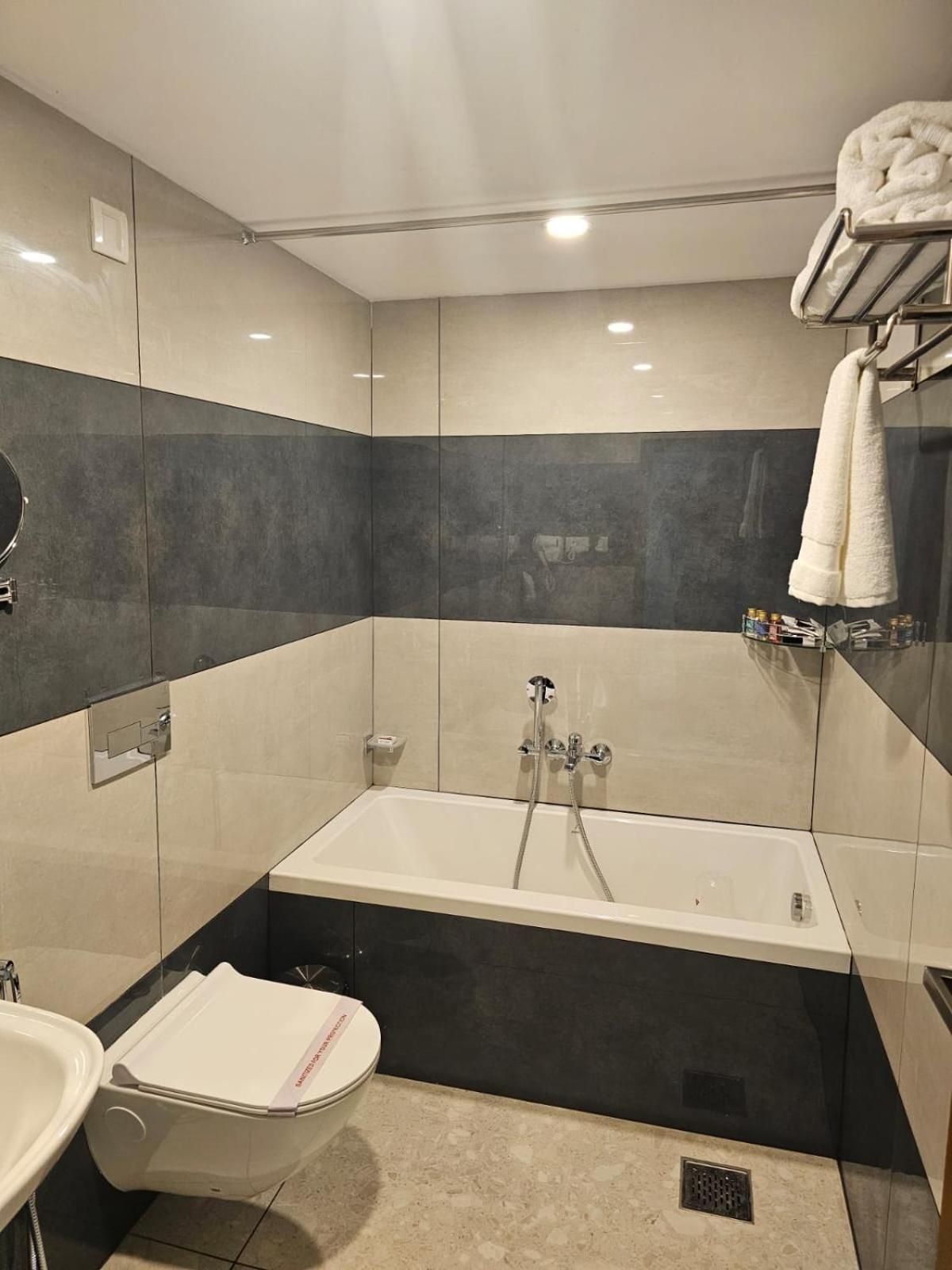 Pearl Residency Ayoor Exterior foto